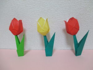折り紙でチューリップの製作 立体でかわいい おしゃれな花束の作り方 簡単に子供でも茎と葉っぱまで作れます 大人の高齢者のリハビリにも最適です ママと子供のｈａｐｐｙ ｌｉｆｅ