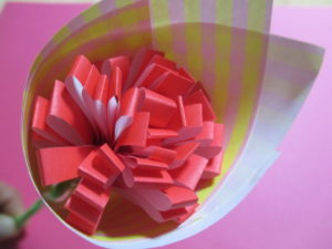カーネーションの折り紙でハサミで切る花の作り方 簡単に子供でもできる折り方 立体で幼児の5月の母の日の保育にも最適です ママと子供のｈａｐｐｙ ｌｉｆｅ