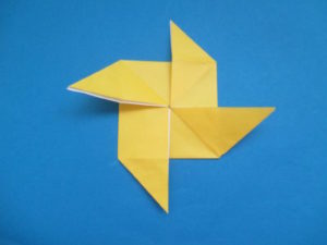 折り紙で風車の作り方 簡単 かわいい鯉のぼりの矢車が完成 平面と立体の作り方2種類 幼稚園や保育園の5月の手作り作品に最適です ママと子供のｈａｐｐｙ ｌｉｆｅ