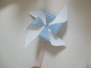 折り紙で風車の作り方 クルクル回って子供も大喜び ママと子供のｈａｐｐｙ ｌｉｆｅ