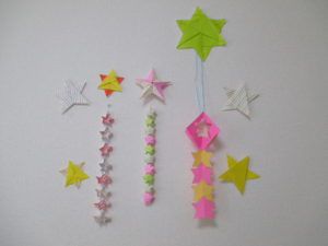 折り紙で星の簡単な折り方 子供でも1枚で平面や立体の小さい星や大きいお星さまが作れます 七夕飾りやクリスマスの保育の製作にも最適です ママと子供のｈａｐｐｙ ｌｉｆｅ