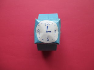 腕時計の折り紙の作り方 簡単に輪ゴムで調節可能です 幼稚園や保育園の6月の父の日や9月の敬老の日の手作りプレゼントの製作にも最適です ママと子供のｈａｐｐｙ ｌｉｆｅ