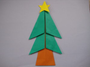 折り紙でクリスマスツリーの折り方 簡単に平面のツリーが出来たよ