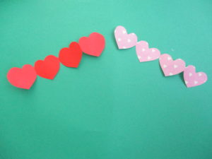 切り紙でつなぎ模様 簡単なハートのつながる切り絵の作り方 バレンタインの幼稚園や保育園の保育の製作にも最適です ママと子供のｈａｐｐｙ ｌｉｆｅ