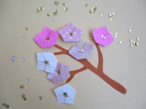 3月の折り紙 桃の花の折り方 一枚で簡単に子どもでもおしゃれに出来る作り方 大人の高齢者のリハビリに1月 2月やひな祭りの製作にも最適です ママと子供のｈａｐｐｙ ｌｉｆｅ