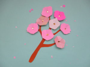 折り紙で桜の折り方 簡単に平面の桜でお花見しよう ママと子供のｈａｐｐｙ ｌｉｆｅ