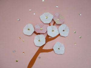 梅の花の折り紙 子どもでも簡単に平面のおしゃれな花の壁面飾りの作り方 大人の高齢者のリハビリや幼稚園や保育園の幼児の製作にも最適です ママと子供のｈａｐｐｙ ｌｉｆｅ
