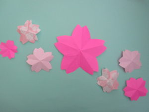 折り紙で花 簡単に一枚で平面の桜の折り方 かわいいメッセージカードの作り方 幼稚園や保育園の子供の２月３月の季節の手作り製作にも ママと子供のｈａｐｐｙ ｌｉｆｅ