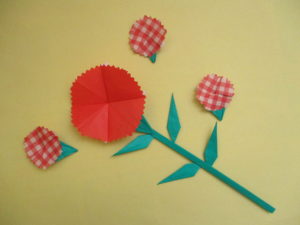 折り紙でカーネーションの折り方 簡単に平面の花が完成 ママと子供のｈａｐｐｙ ｌｉｆｅ