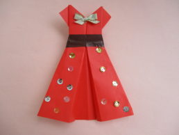 折り紙でドレスの折り方 簡単かわいく折ってプレゼントにも ママと子供のｈａｐｐｙ ｌｉｆｅ