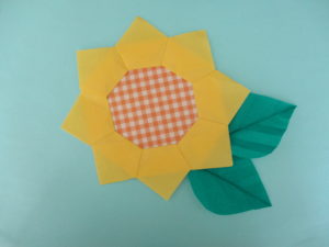 ひまわりの折り紙 保育園や幼稚園の子どもでも超簡単な作り方 ８枚で平面の向日葵 ヒマワリ の折り方 ７月8月の夏の手作り製作にも最適です ママと 子供のｈａｐｐｙ ｌｉｆｅ